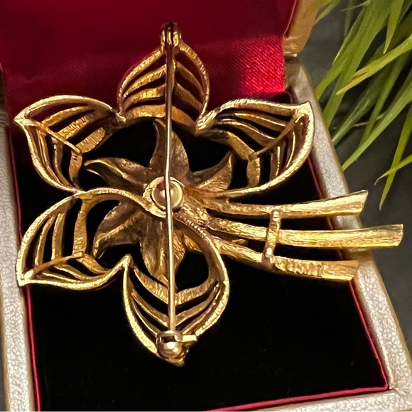 VINTAGE SIGNED USNER GOLD TONE FLOWER BROOCH PIN - Picture 5 of 9